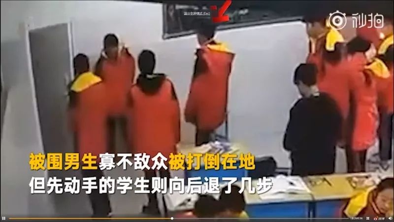 学生打同学时猝死，家长校门口拉条幅：还我孩子命来
